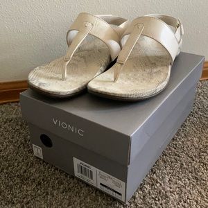 Vionic Tala size 8.5 in cream with snakeskin sole